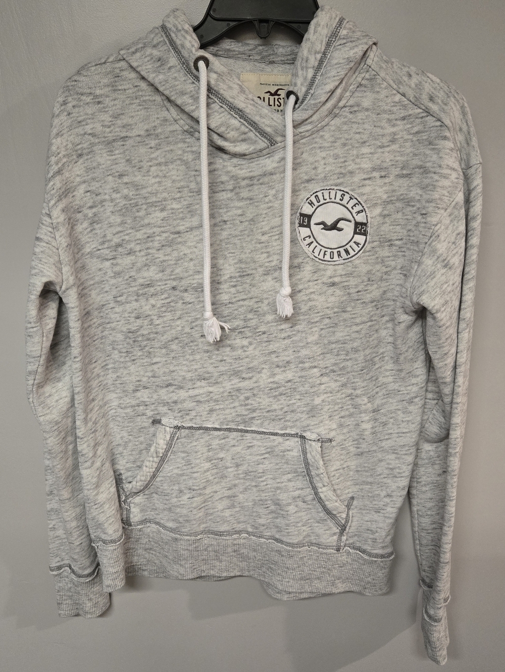 Hollister Women’s Medium Gray Graphic Logo Pullover Hoodie Thumbholes Pocket